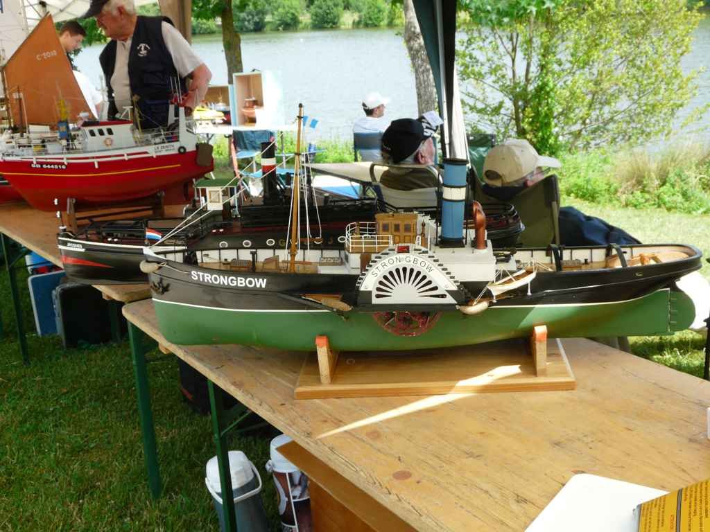 Un bateau à aubes, le Strongbow (kit Graupner) avec une propulsion électrique.